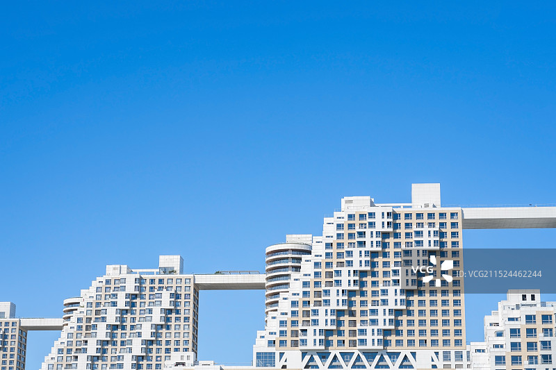 晴朗蓝天下的建筑低角度视图图片素材