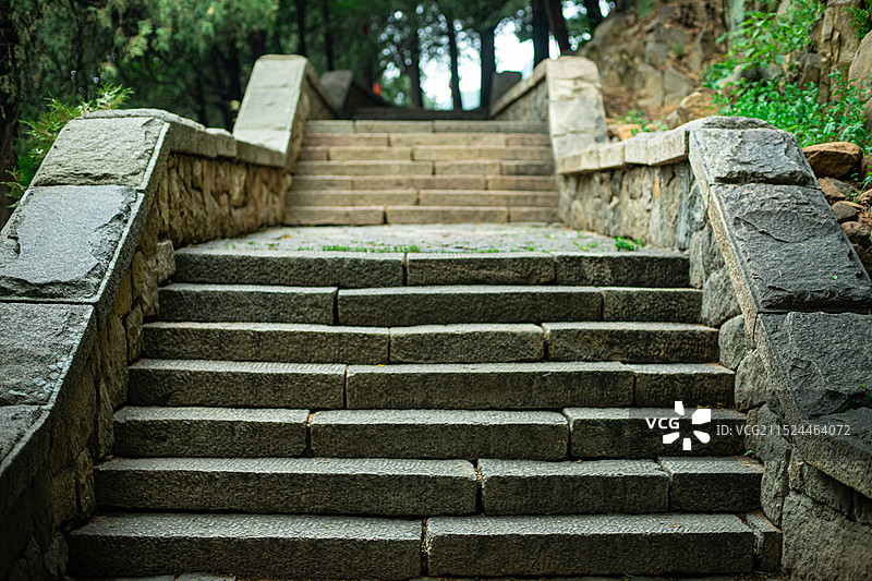 中国非都市风光拍摄主题，山东省泰安市国内著名景点泰山风景区，陡峭的台阶楼梯，户外白昼无人图像摄影图片素材