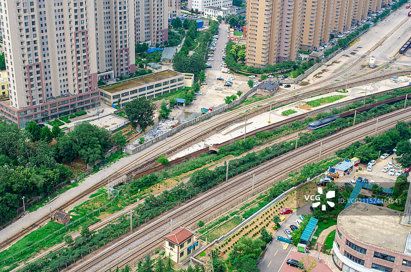 中国城市市风光拍摄主题，火车道和城市居住区，户外白昼无人图像摄影图片素材