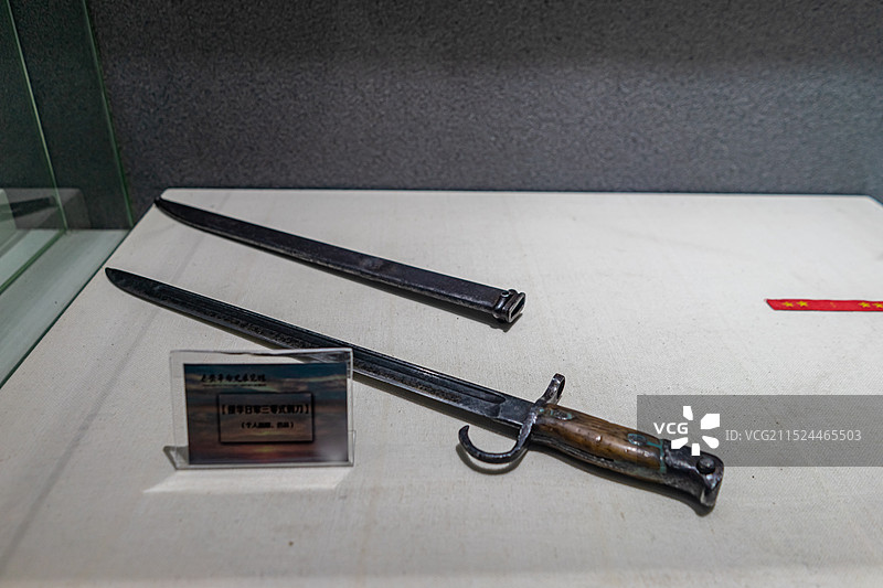 中国山东泰安革命烈士陵园公园，革命史展览馆，玻璃柜里的刺刀刀具武器装备，室内无人图像摄影图片素材