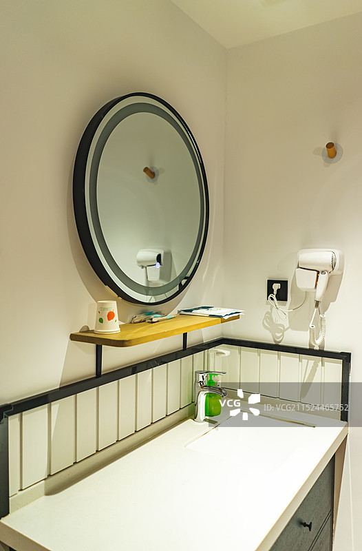 中国房地产城市健康生活拍摄主题，住宅内部环境，厕所洗手盆和架子上的化妆品洗漱用品，室内无人图像摄影图片素材