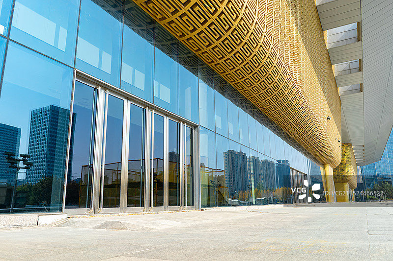 中国山东泰安，高视角拍摄泰山国际会展中心广场和传媒大厦日报社写字楼，户外白昼无人图像摄影图片素材