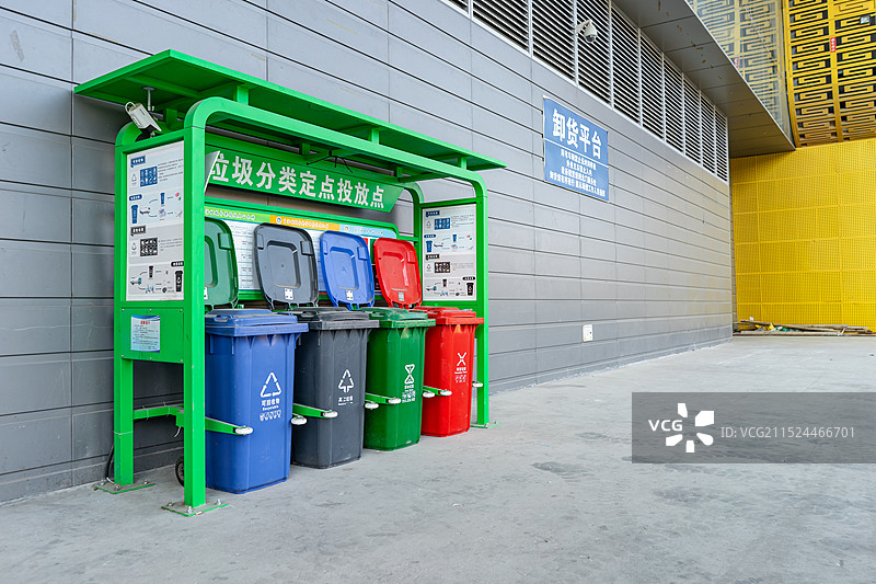 中国城市道路公共设施拍摄主题，广场上的可回收利用垃圾分类定点投放点设备用品，户外白昼无人图像摄影图片素材