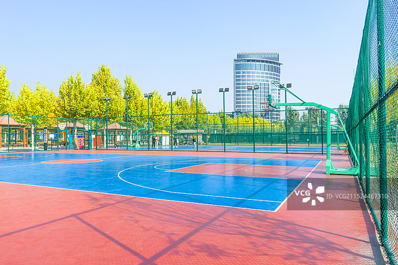 中国体育运动健身活动拍摄主题，山东泰安泰安生态绿地健身活动公园的篮球场，户外白昼无人图像摄影图片素材