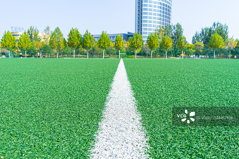 中国户外运动足球场拍摄主题，足球场的人造草坪特写和线条画，户外白昼无人图像摄影图片素材