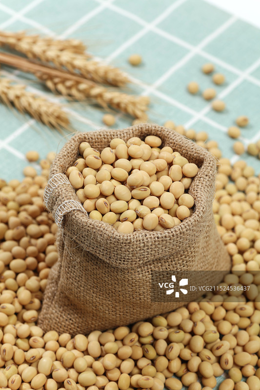 麻袋里的黄豆图片素材
