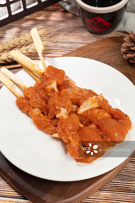 厚木板上摆放着一盘烤肉串图片素材