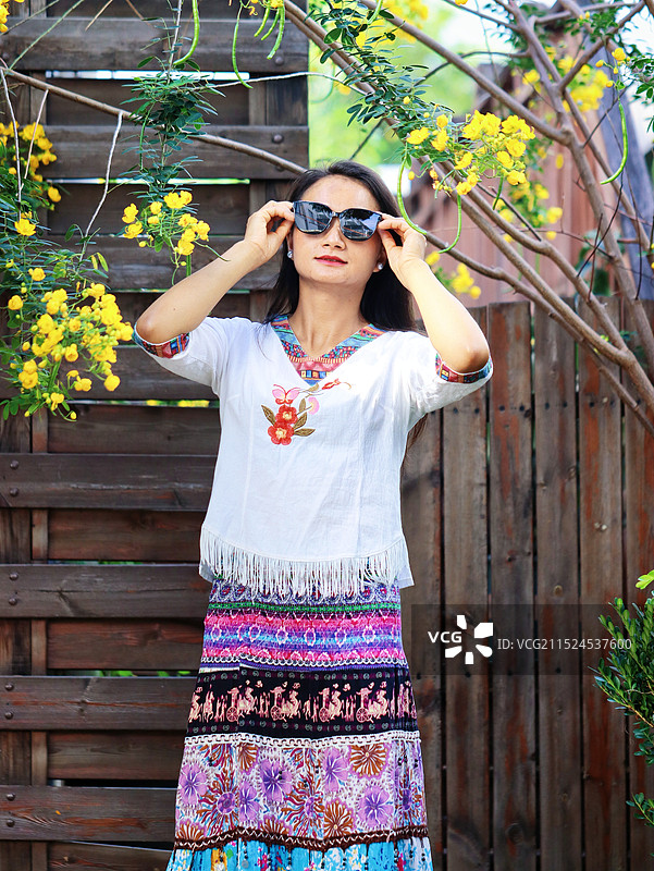 戴墨镜的女人站在门口图片素材