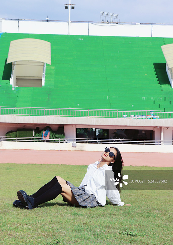 坐在草地上的女人图片素材