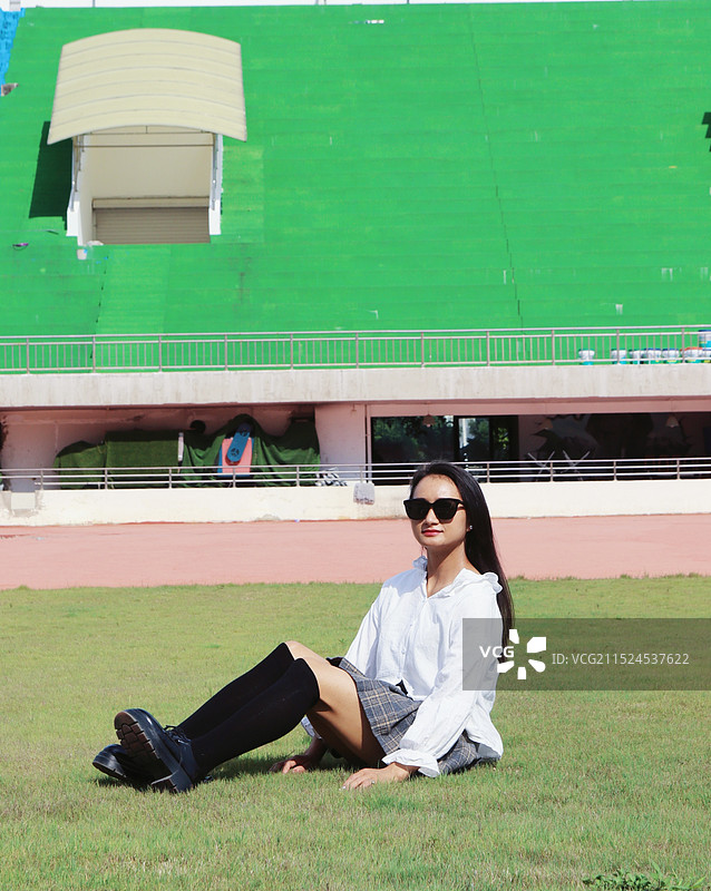 坐在草地上的女人图片素材