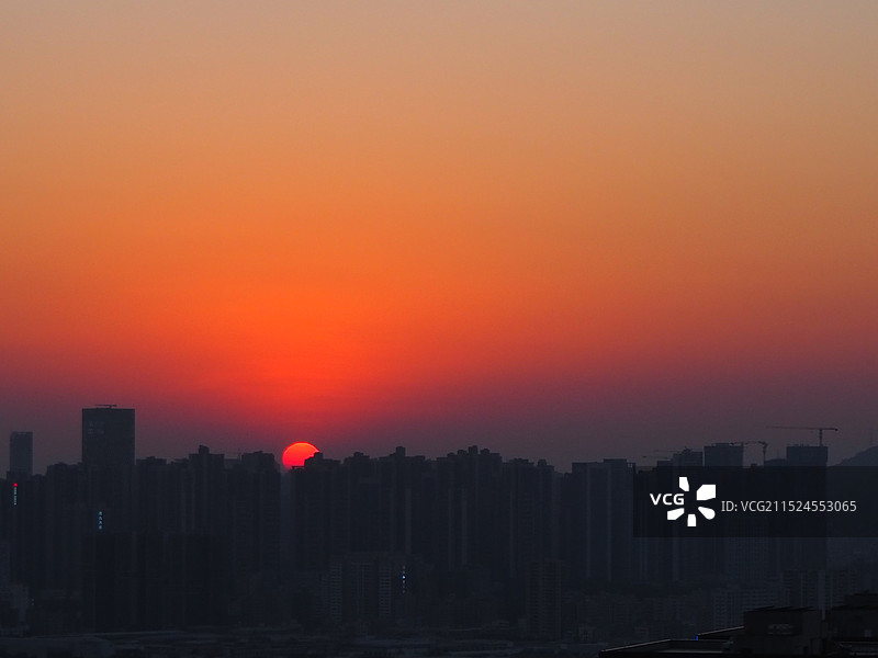 在高层的阳台望出的城市建筑剪影日落余晖图片素材