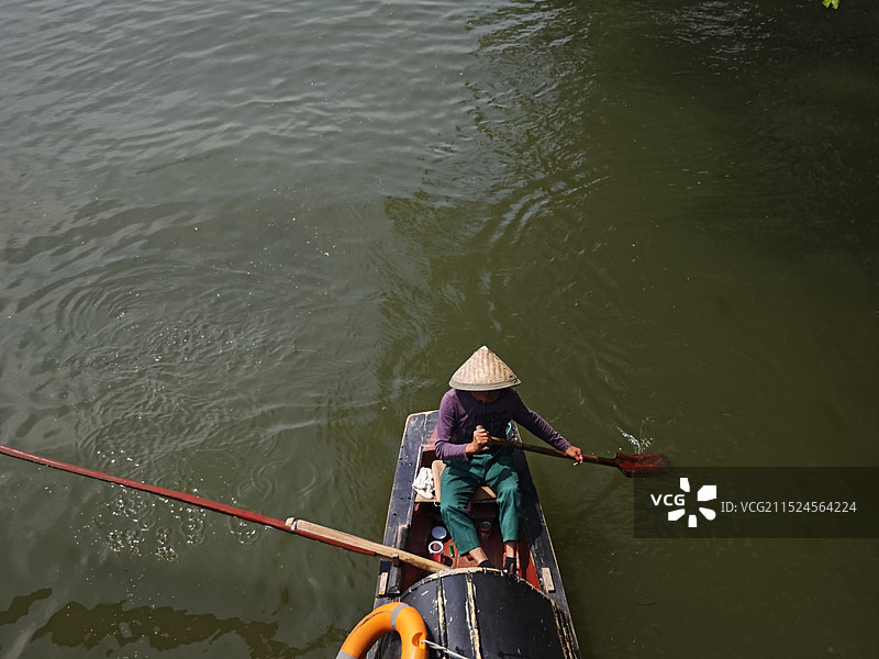湖里的船夫图片素材