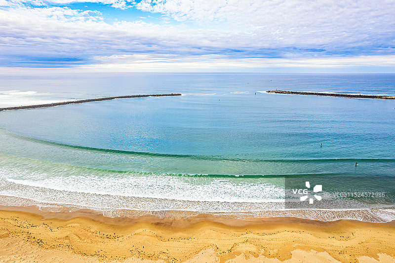 加州大海金色海滩白色海浪空中俯瞰航拍图片素材