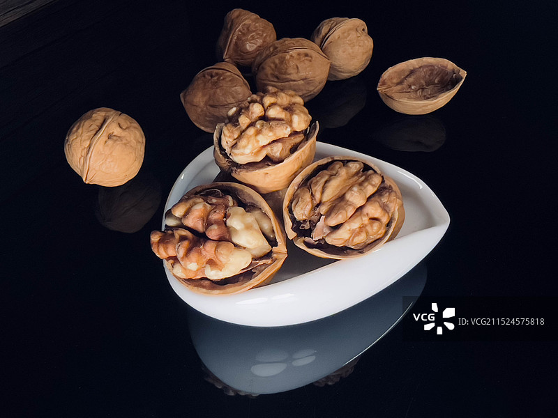 核桃纯色背景特写图片素材