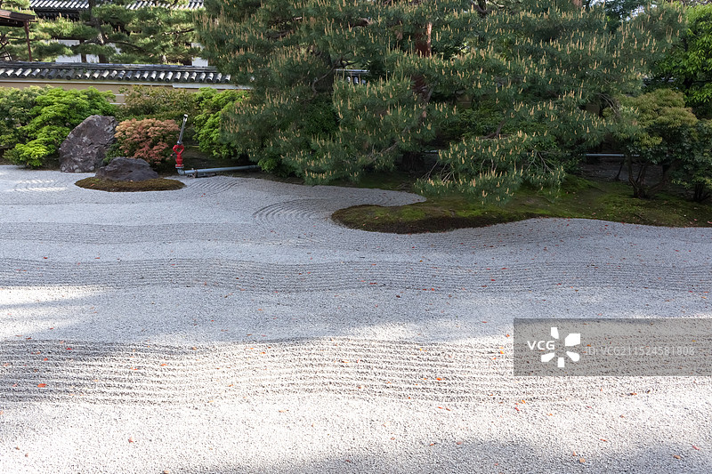 日本京都寺院中的枯山水白沙图片素材