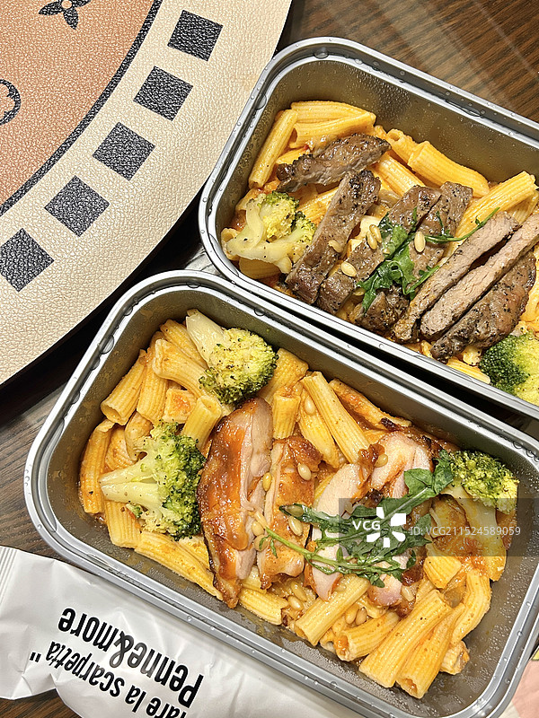 餐桌上容器中食物意面的高角度视图图片素材