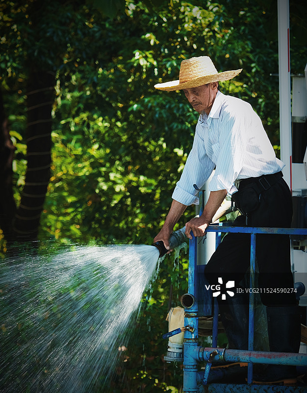 花博汇洒水车上的工人图片素材