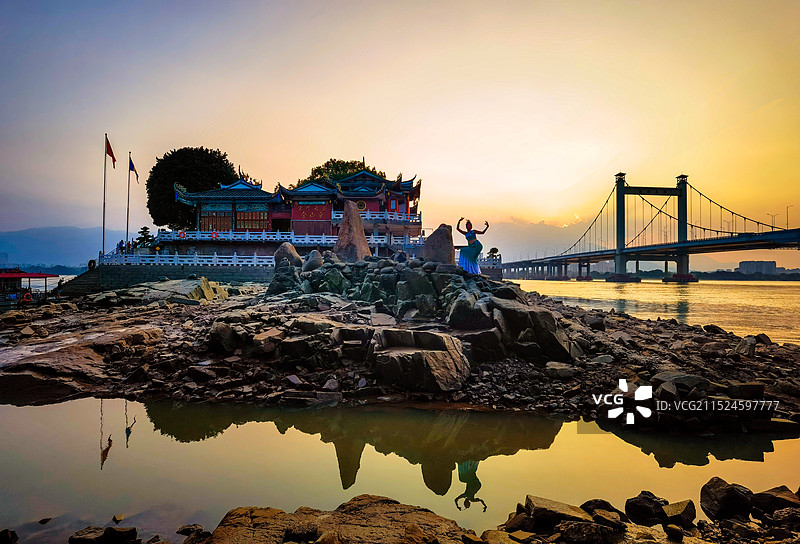 暮色下金山寺图片素材