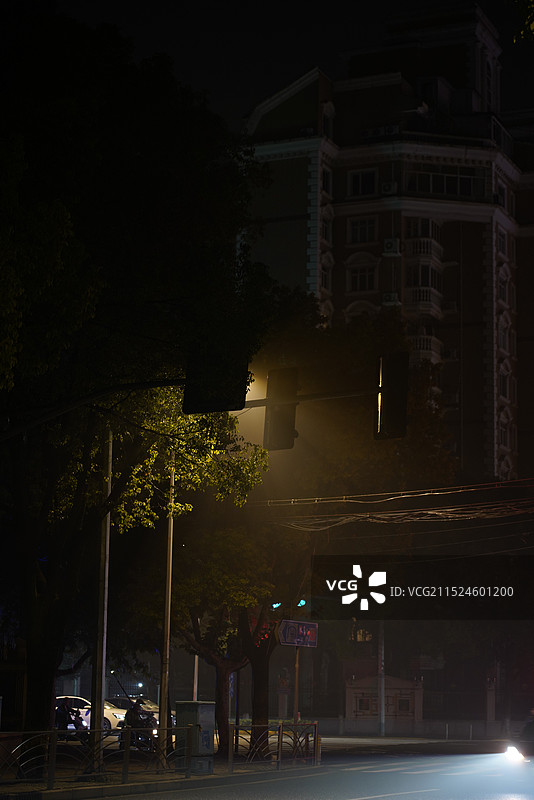 深夜的街头，雾气，光影，光线，丁达尔效应，车灯，灯光，地铁站，深夜的人图片素材