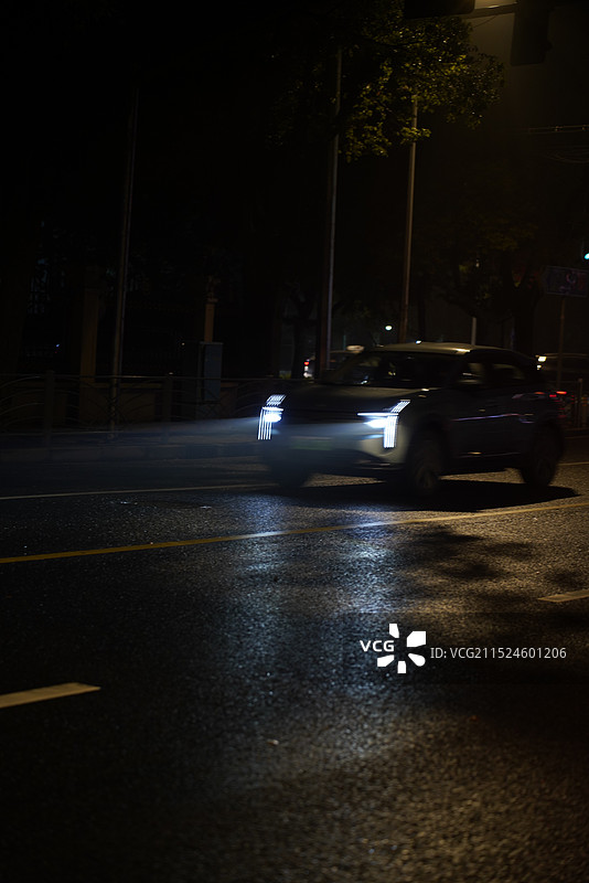 深夜的街头，雾气，光影，光线，丁达尔效应，车灯，灯光，地铁站，深夜的人图片素材