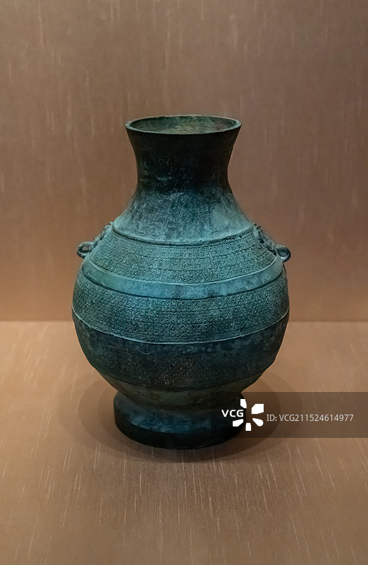 战国曲龙纹壶图片素材