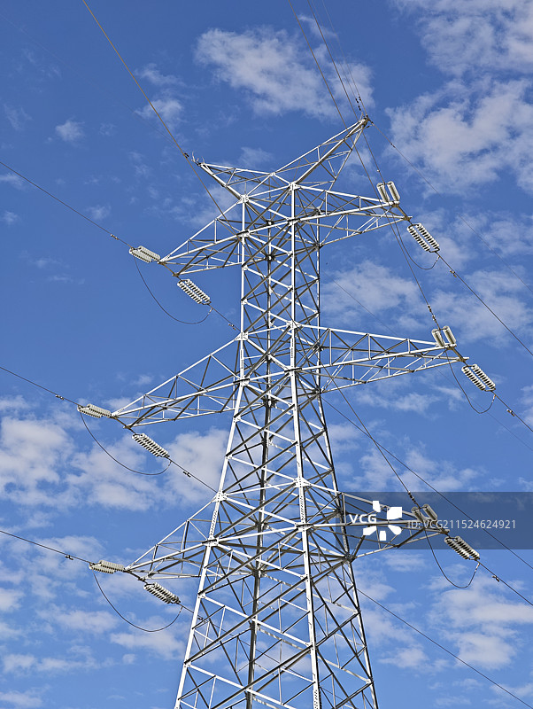 西藏拉萨蓝天背景下的输电塔图片素材