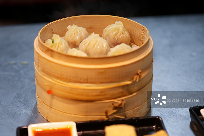 浙江绍兴菜扣鸡油炸臭豆腐酒酿圆子醉蟹绍三鲜蒸小笼包糍粑核桃糕螺蛳麻花图片素材