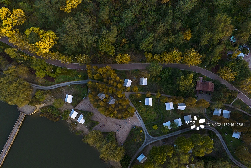 航拍秋季大连西郊国家森林公园露营帐篷图片素材