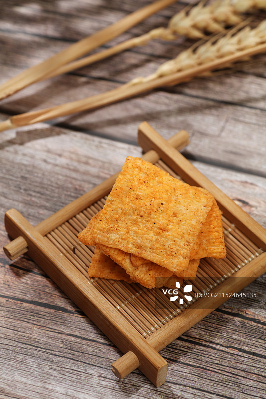 香辣味锅巴创意摆拍图片素材