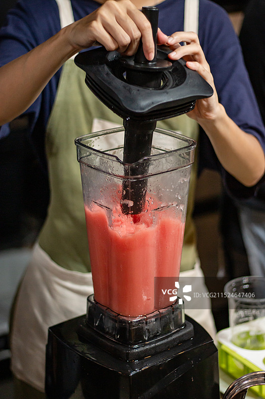 2024年9月22日，泰国邦盛海滩，夜市上正在榨西瓜冰沙的摊贩图片素材