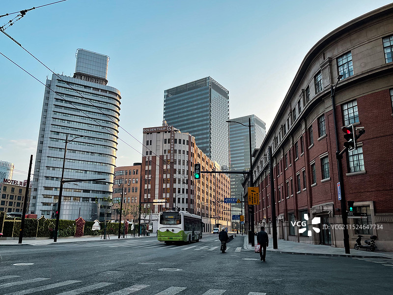 上海天潼路城市街道与建筑物图片素材