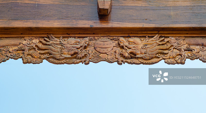 中国古建筑牌楼上的二龙戏珠木雕图片素材