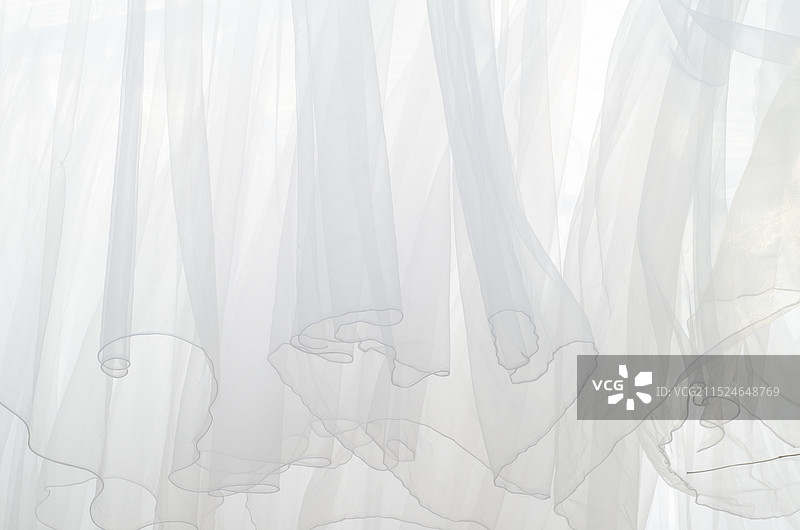 随风飘动的层层叠叠柔软的白纱图片素材