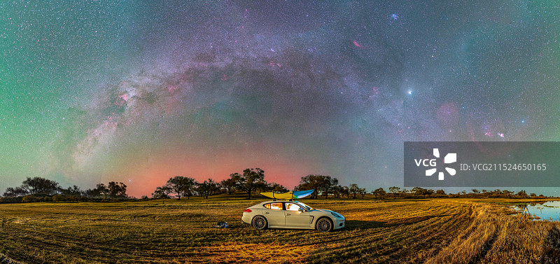 极光与冬季银河图片素材