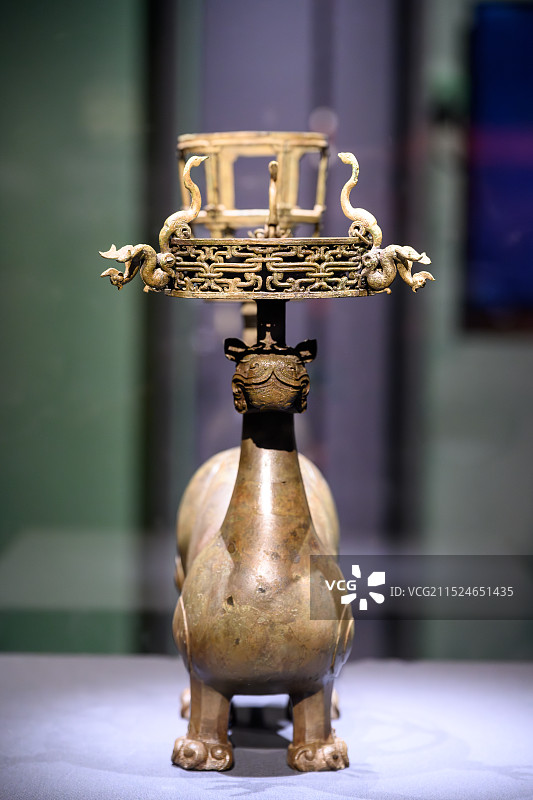 战国时期兽形铜灯及燎炉，【国家博物馆：凤凰故国——青铜时代曾楚艺术展】图片素材