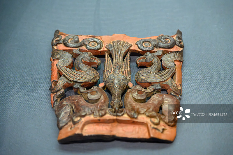 战国时期彩绘兽鸟纹漆矢箙面板，【国家博物馆：凤凰故国——青铜时代曾楚艺术展】图片素材