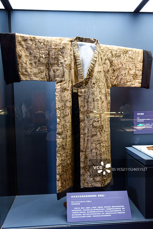 战国时期凤鸟花卉纹绣浅黄绢面绵袍，【国家博物馆：凤凰故国——青铜时代曾楚艺术展】图片素材
