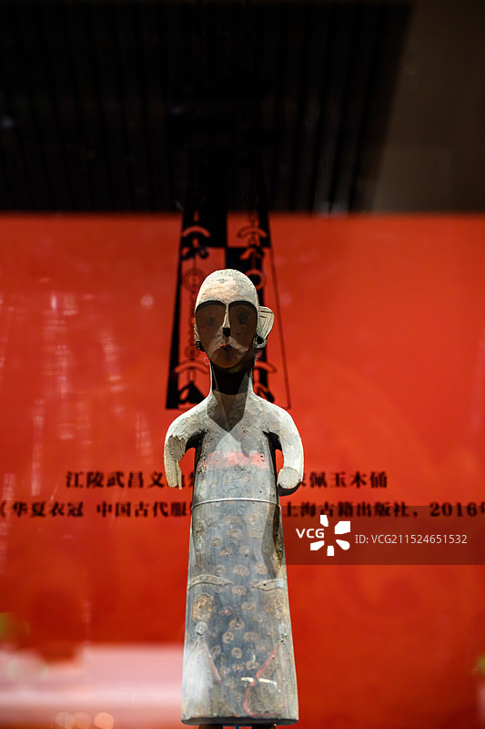 战国时期彩绘立人木俑，【国家博物馆：凤凰故国——青铜时代曾楚艺术展】图片素材