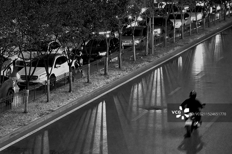 夜幕下的光影骑行图片素材