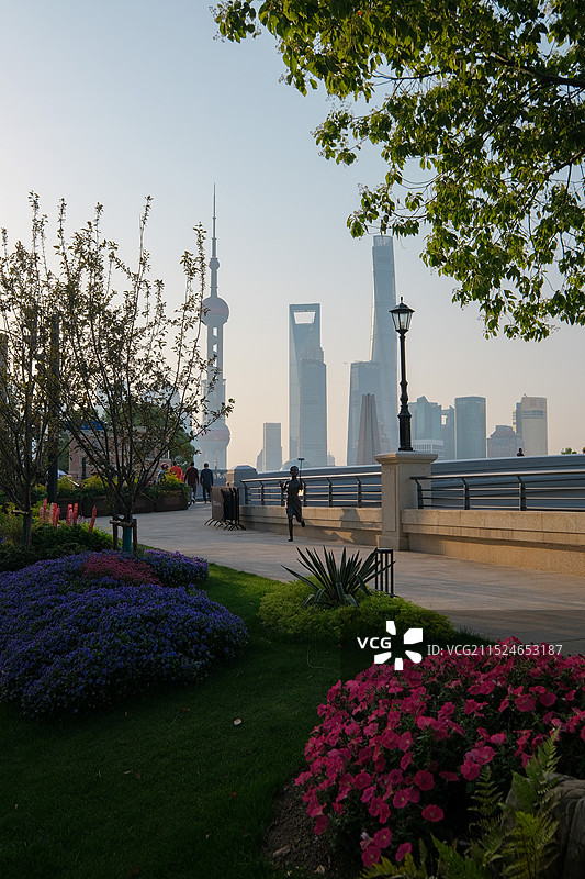 清晨的上海北苏州路苏州河步道与远处的陆家嘴三件套图片素材