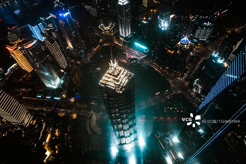 从上海中心俯瞰上海江滩世贸大厦与东方明珠夜景图片素材