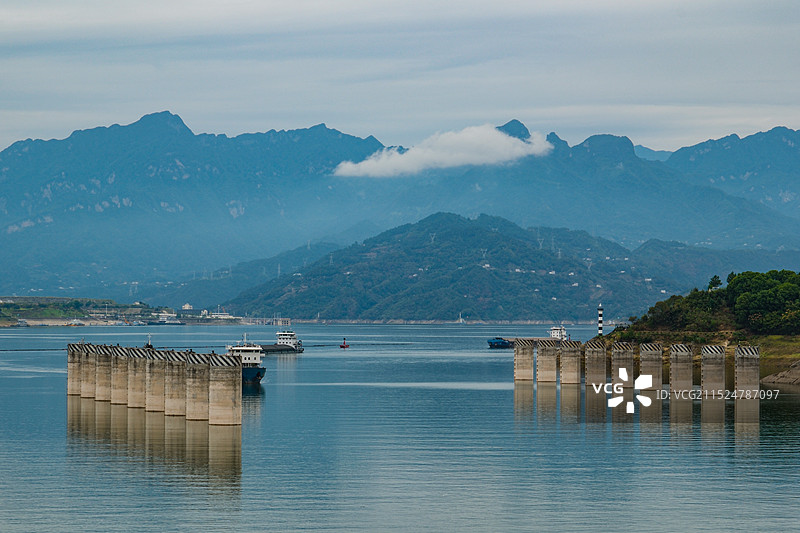中国湖北宜昌，长江三峡风光，高峡平湖，云雾缭绕，三峡大坝，三峡大坝185园区，西陵峡，三峡大坝五级船图片素材