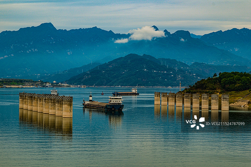 中国湖北宜昌，长江三峡风光，高峡平湖，云雾缭绕，三峡大坝，三峡大坝185园区，西陵峡，三峡大坝五级船图片素材