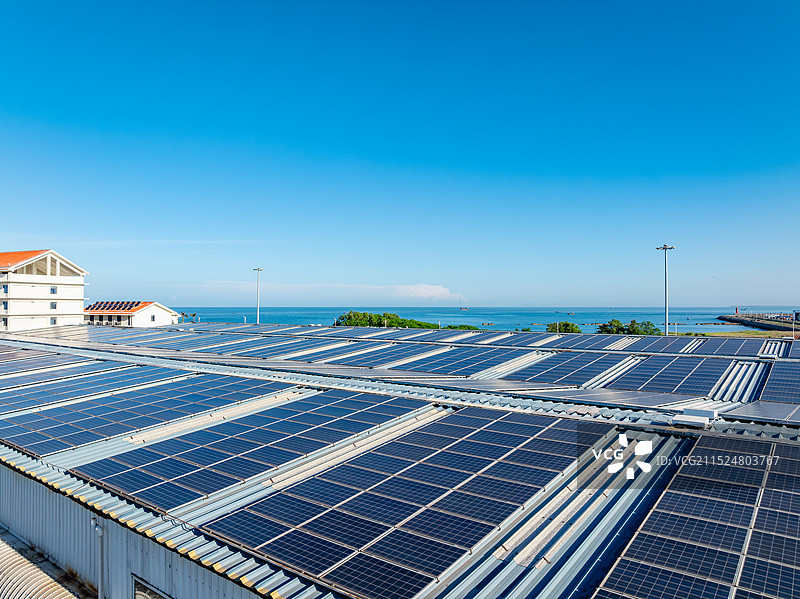 现代房屋屋顶太阳能光伏板图片素材