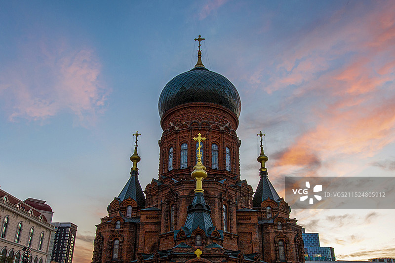 霞光映衬下的哈尔滨圣·索菲亚大教堂夜景图片素材
