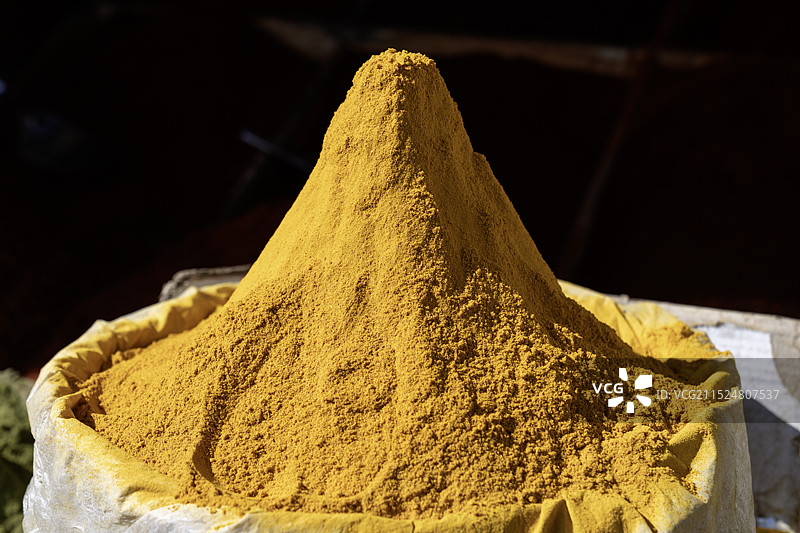 香料市场中售卖的姜黄粉图片素材