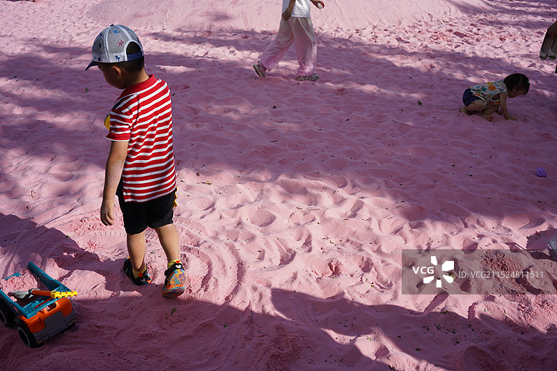 沙滩上孩子图片素材