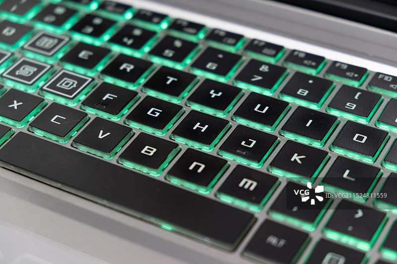绿色背光键盘特写 科技感十足的键盘图片素材
