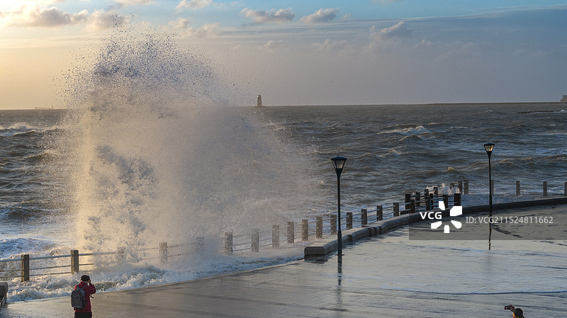 山东日照海上风大浪急，惊涛拍岸，卷起千堆雪图片素材