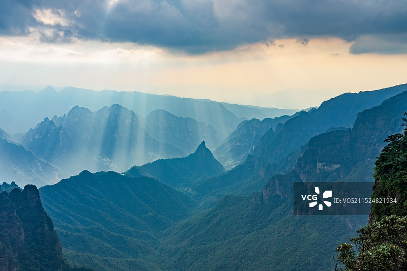 广西金秀圣堂山丁达尔效应高视角风光图片素材